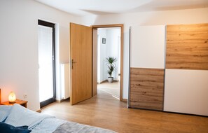 2 عدّة غرف نوم وواي فاي وملاءات أسرّة