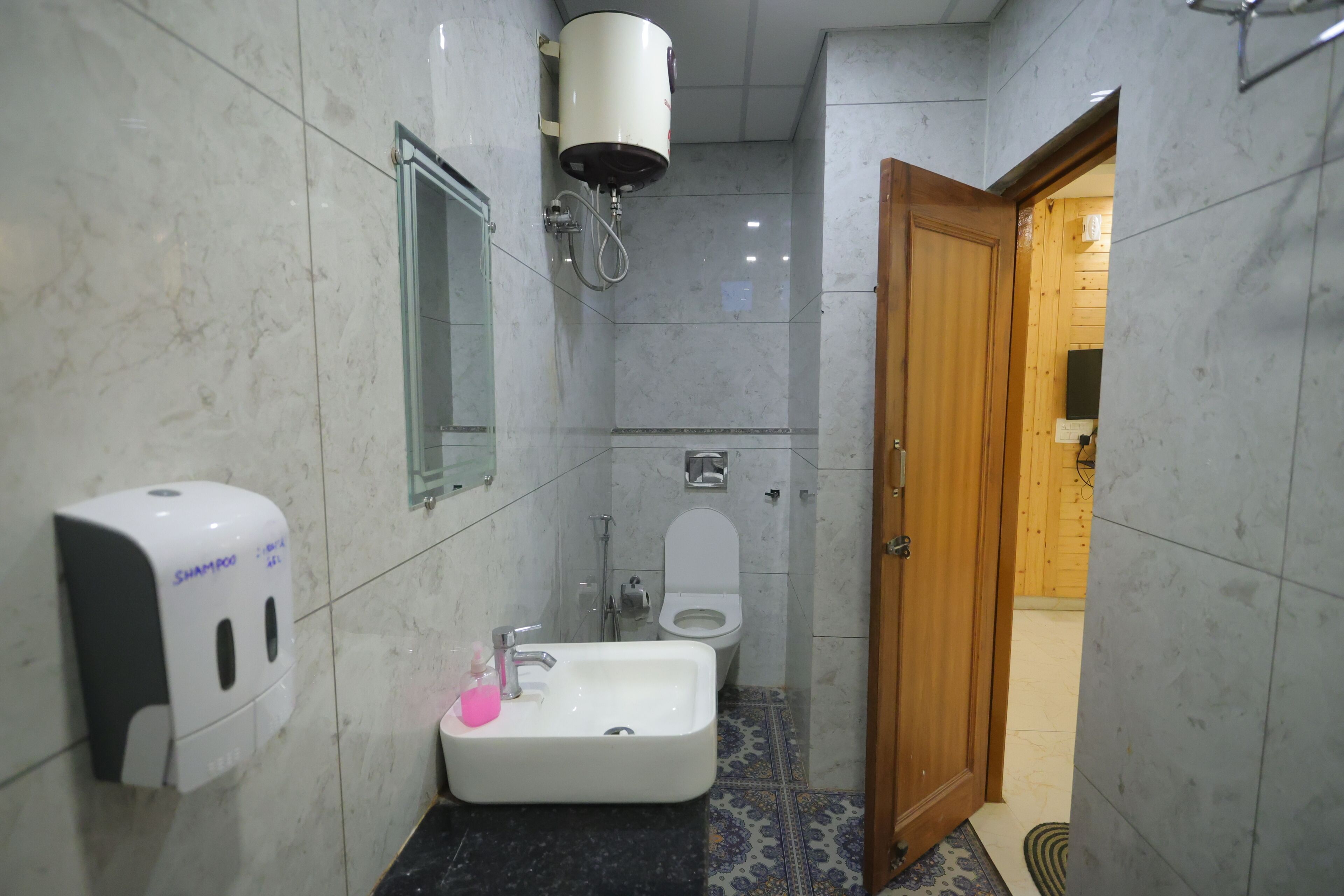 Basic Single Room | Bathroom | Free toiletries, towels, soap, shampoo