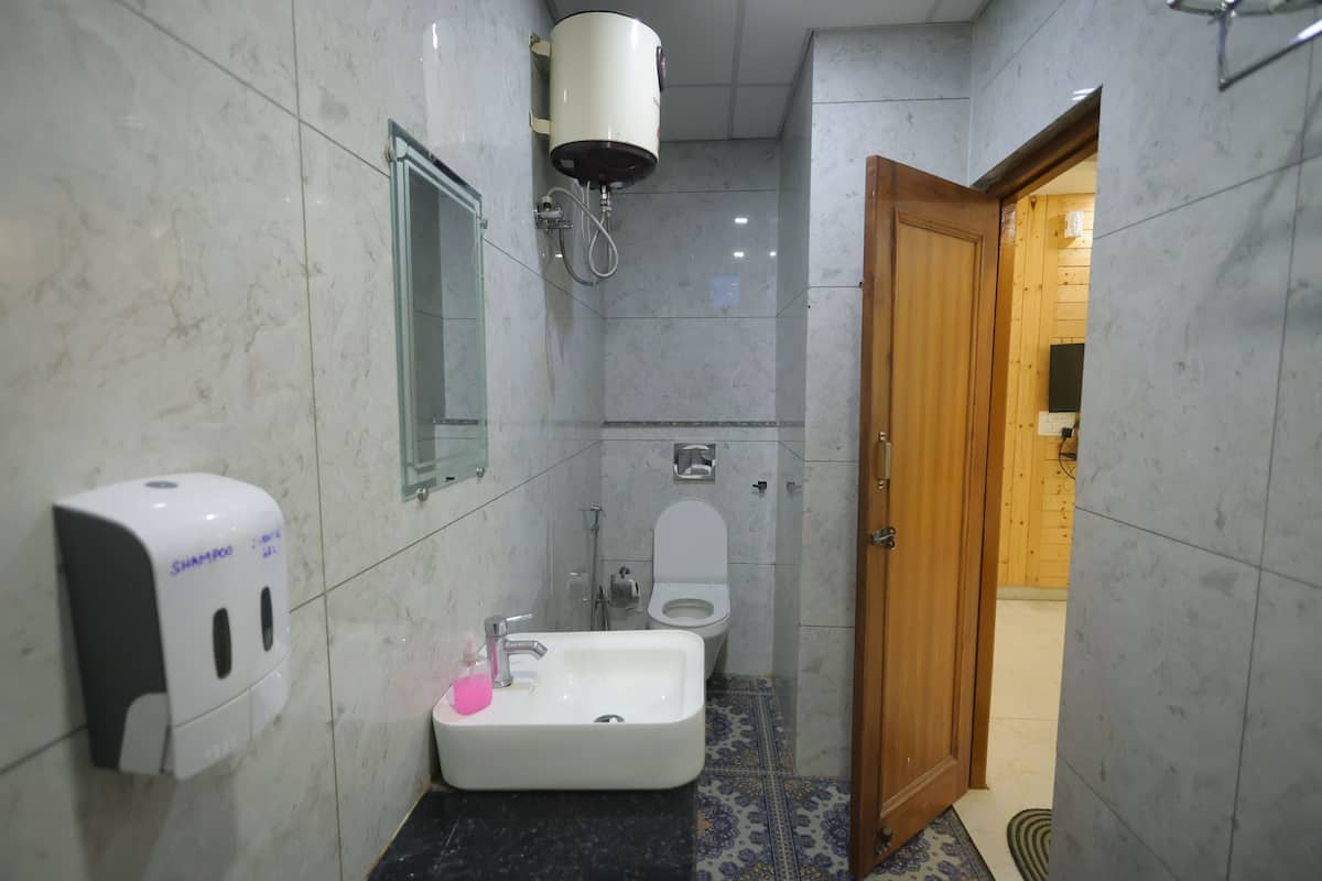 Basic Single Room | Bathroom | Free toiletries, towels, soap, shampoo