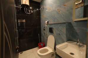 Deluxe Single Room | Bathroom | Free toiletries, towels, soap, shampoo - Kedar Inn By Rovers Nest (Rishikesh)