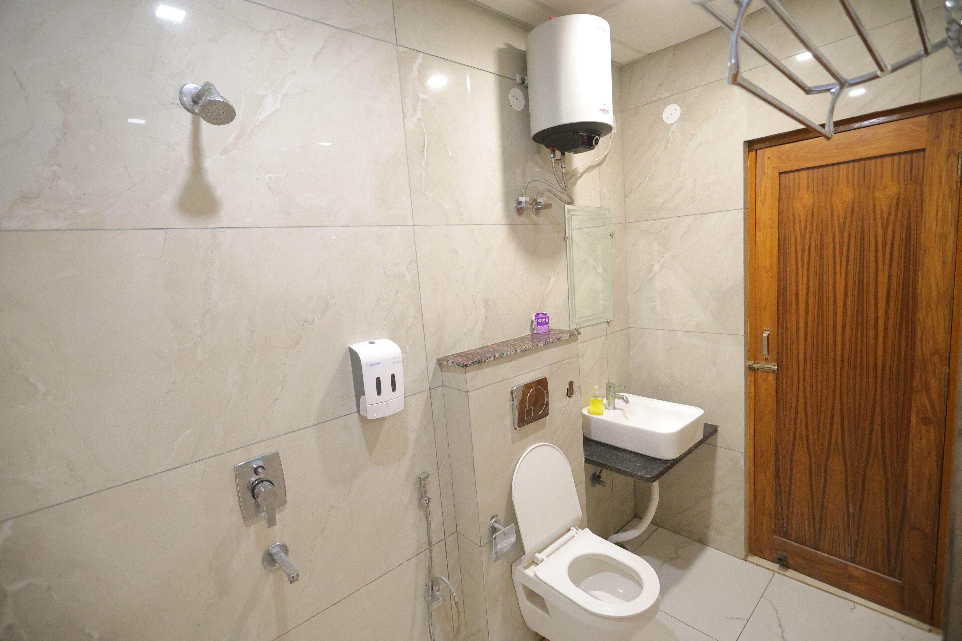 Superior Suite, Multiple Beds | Bathroom | Free toiletries, towels, soap, shampoo