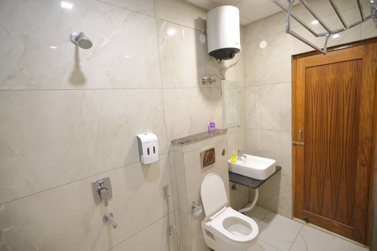 Superior Suite, Multiple Beds | Bathroom | Free toiletries, towels, soap, shampoo