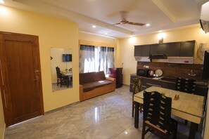 Family Suite | In-room dining - Kedar Inn By Rovers Nest (Rishikesh)