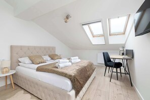 2 عدّة غرف نوم ومكتب ومكواة/لوح كي وسرير سفر