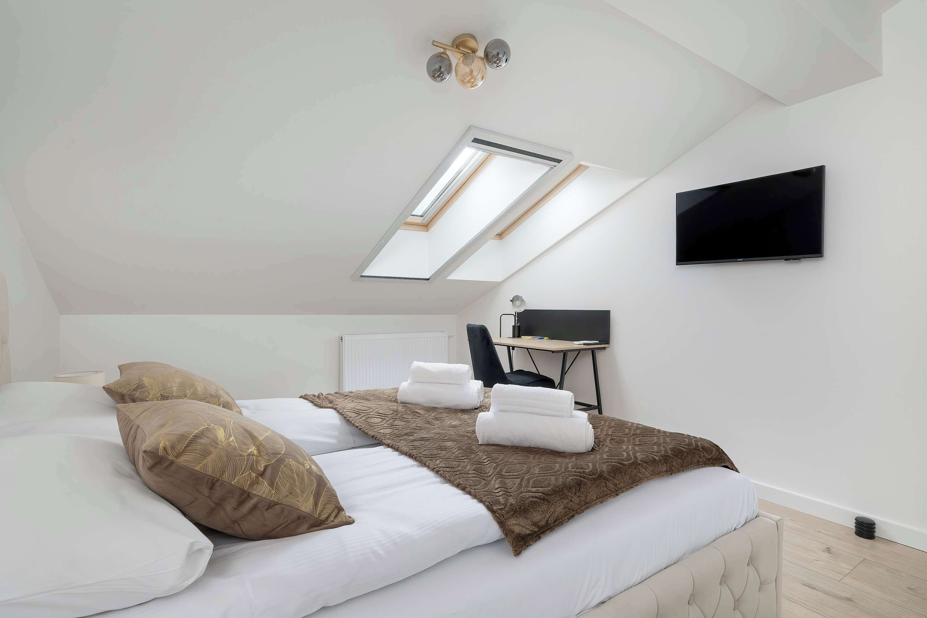 2 間睡房、書桌、熨斗/熨衫板、可攜式嬰兒床