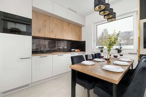 Fridge, oven, stovetop, dishwasher