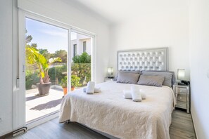 3 bedrooms, iron/ironing board, free WiFi, bed sheets - Sunrise Avenida del Mar - with private swimming pool (Calvià)
