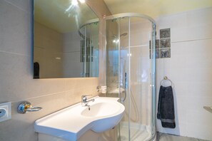 Doccia, bidet, asciugamani