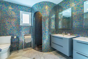 Shower, bidet, towels - Sunrise Avenida del Mar - with private swimming pool (Calvià)