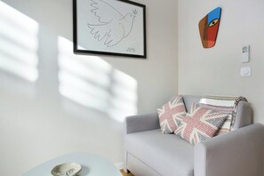 Smart TV, offices - Sublime and new Studio Le Marais / Beaubourg (Paris)