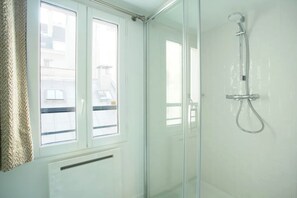 Shower, hair dryer, towels - Sublime and new Studio Le Marais / Beaubourg (Paris)