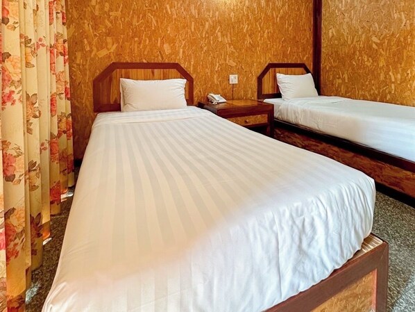 Standard Twin Room | Desk, free WiFi