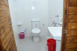 Produtos de toalete grátis, toalhas de banho, sabonete, shampoo