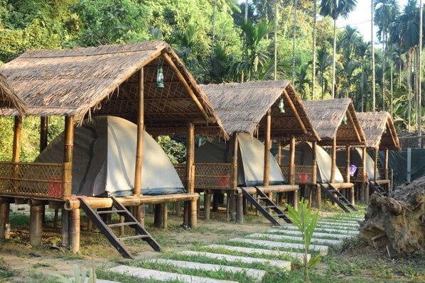 Deluxe Tent | Free WiFi, bed sheets