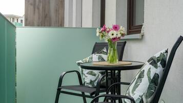Apartment, Balcony | Outdoor dining