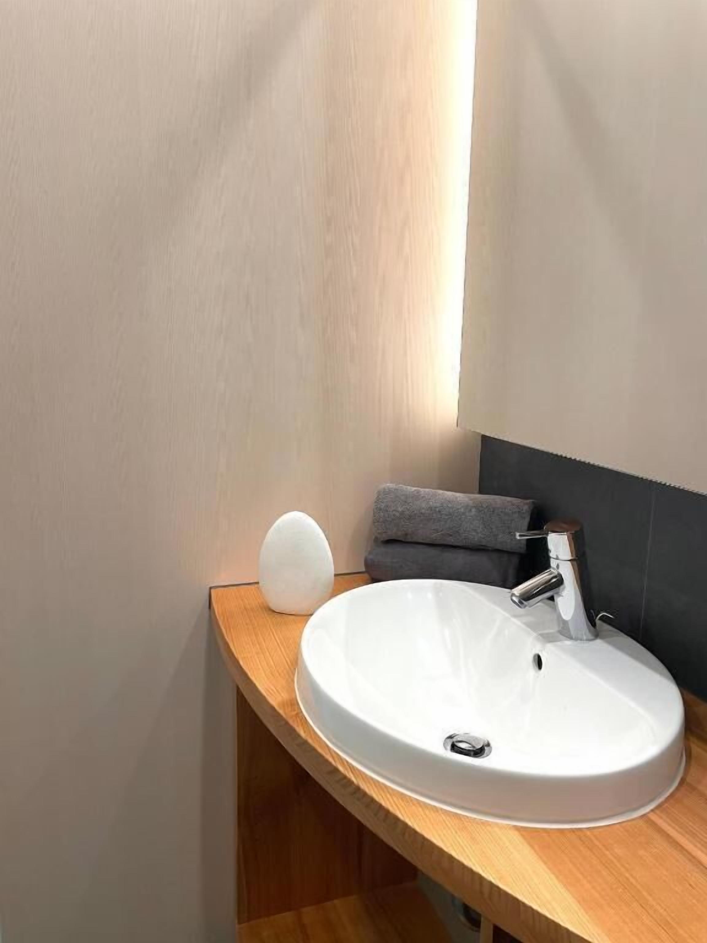 Gratis toiletartikelen, een haardroger, handdoeken, zeep