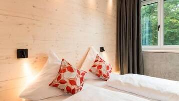 Deluxe Studio | In-room safe, blackout drapes, free WiFi, bed sheets