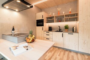 Deluxe Studio | Dapur peribadi | Peti sejuk, ketuhar gelombang mikro, ketuhar, dapur 