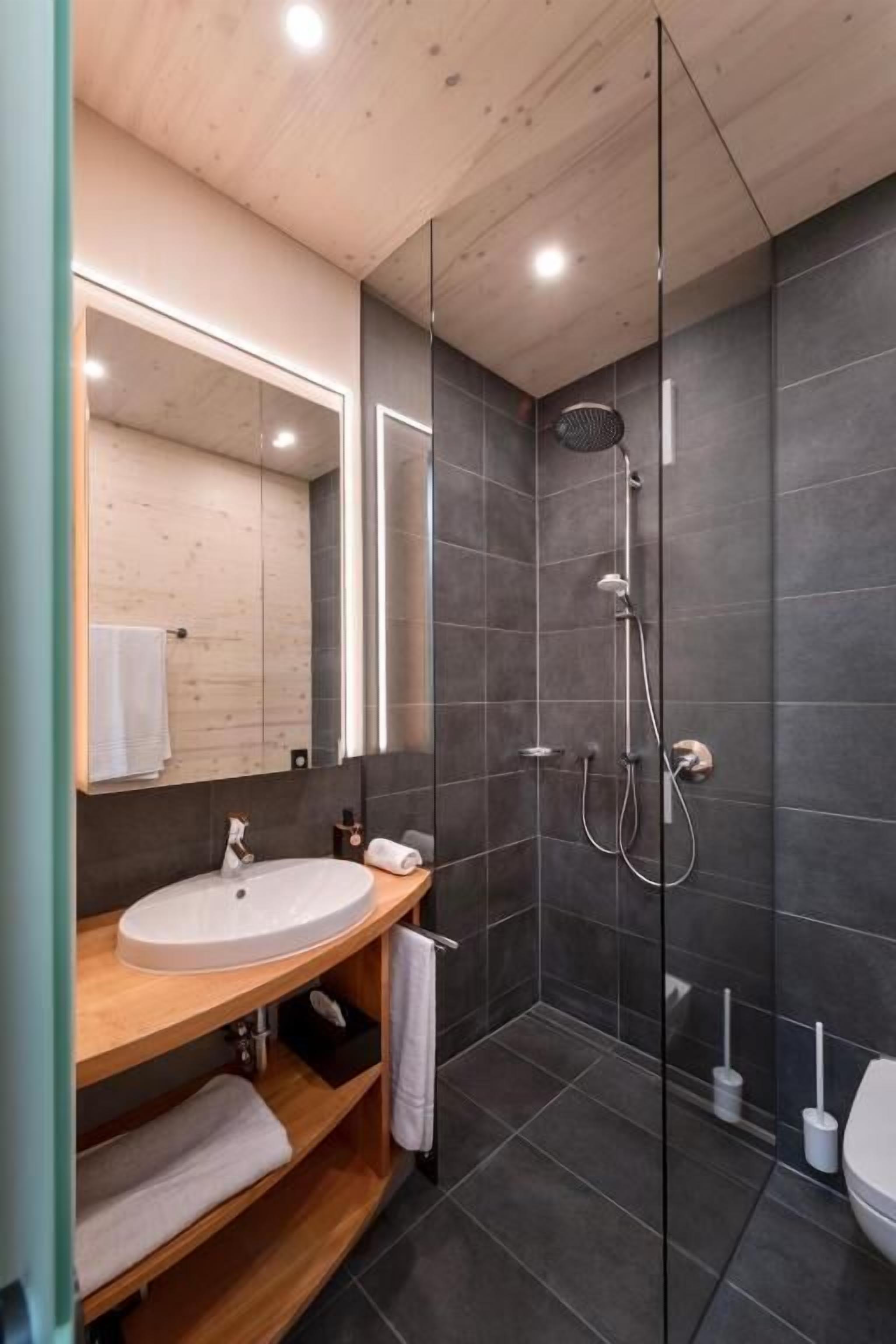 Deluxe Studio | Bathroom | Free toiletries, hair dryer, towels, soap