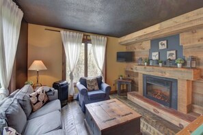 Unclassified image, 5 of 26, button - Lake Front Loft 4 | Private Lake, Hot Tub & Pool Table Retreat (Sleeps 4) (Cantley)