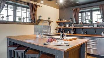 Kühlschrank, Mikrowelle, Ofen, Wasserkocher mit Kaffee-/Teezubehör