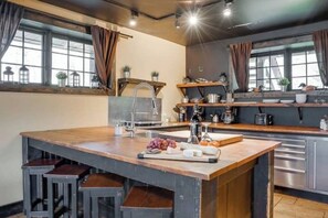 Refrigerador, microondas, horno y cafetera y tetera 