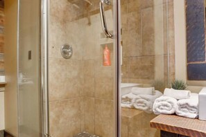 Douche, sèche-cheveux, serviettes fournies, savon