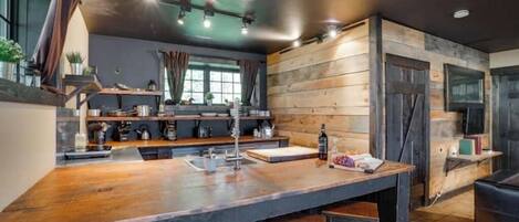 Fridge, microwave, oven, coffee/tea maker