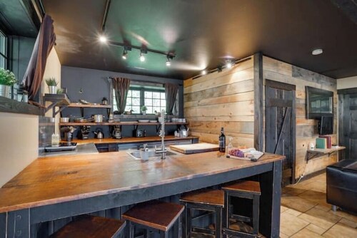 Industrial Loft 1, Hot Tub, Pool Table & Private Lake Escape