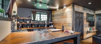 Industrial Loft 1, Hot Tub, Pool Table & Private Lake Escape