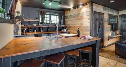 Industrial Loft 1, Hot Tub, Pool Table & Private Lake Escape