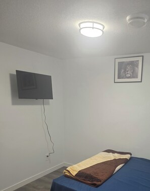 1 bedroom, internet, bed sheets - New Build 2025 comfy suite! (Edmonton)