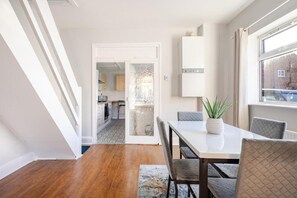 Unclassified image, 2 of 20, button - 2 Bedroom House with Free Parking (Manchester)