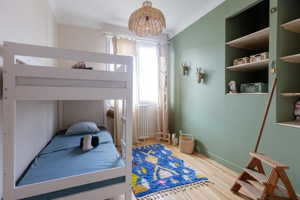 5 slaapkamers, een strijkplank/strijkijzer, reisbedje, gratis wifi