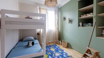 5 slaapkamers, een strijkplank/strijkijzer, reisbedje, gratis wifi