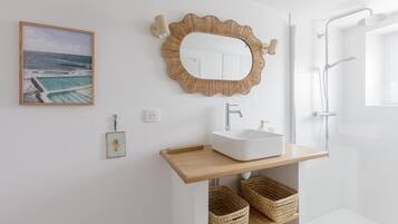 Shower, hair dryer, towels