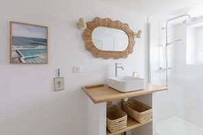 Shower, hair dryer, towels - Villa Familiale Proche Plages & Port d'Arcachon (Arcachon)
