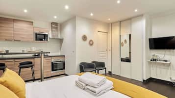 1 Schlafzimmer, Schreibtisch, Bügeleisen/Bügelbrett, Reisekinderbett