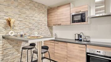 Kühlschrank, Mikrowelle, Herdplatte, Wasserkocher mit Kaffee-/Teezubehör