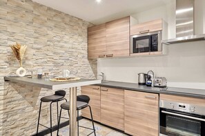 Refrigerador, microondas, placa de cocina, cafetera/tetera