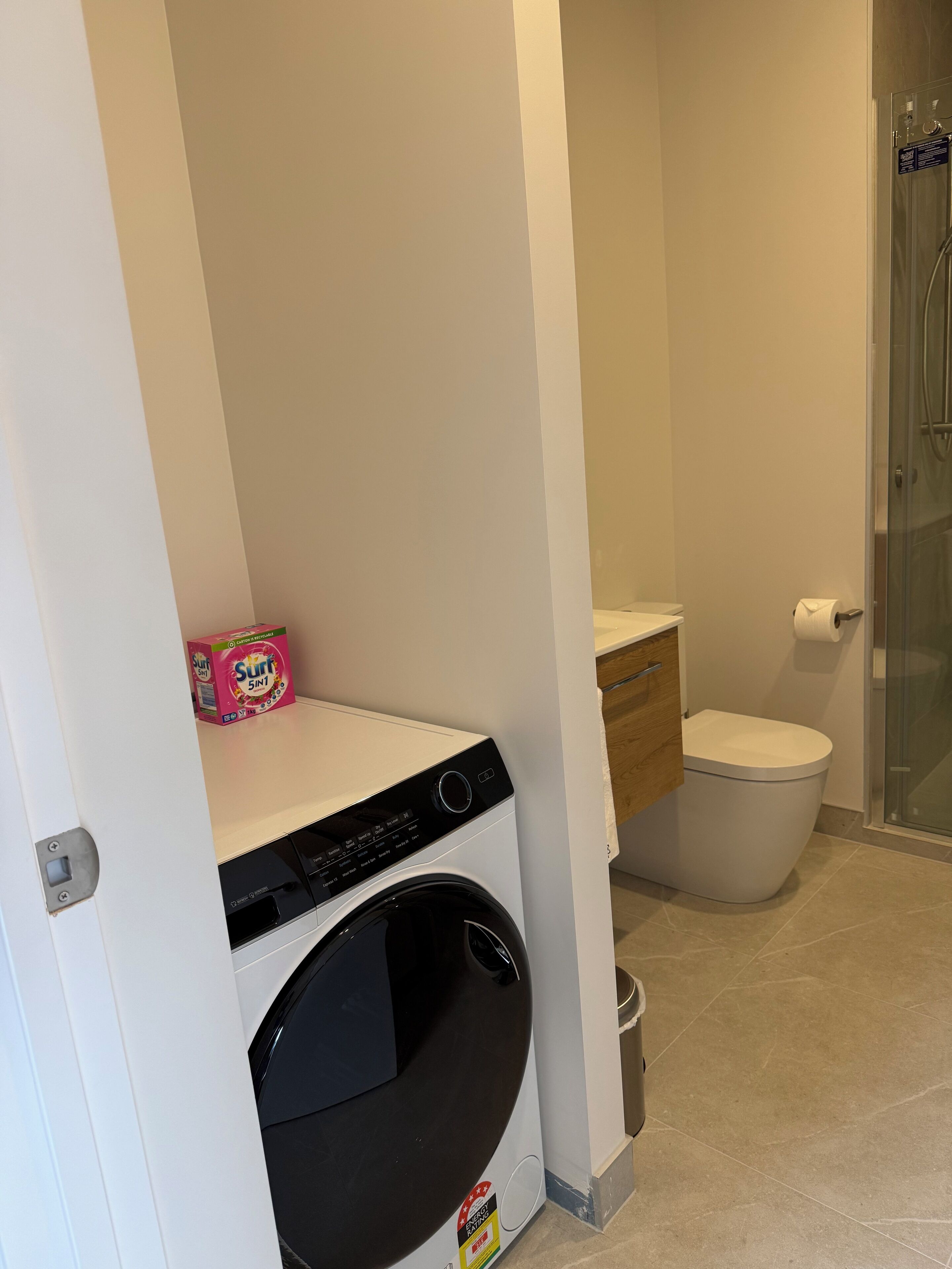 Ducha, secador de pelo, toallas y jabón