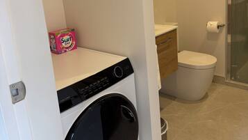 Ducha, secador de pelo, toallas y jabón