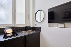 Kühlschrank, Mikrowelle, Herdplatte, Wasserkocher mit Kaffee-/Teezubehör