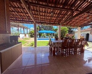 Outdoor dining - Beautiful holiday home in nature, close to the city center (Anápolis)