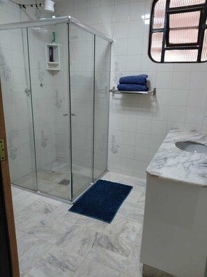 シャワー、ジェットバス、タオル、トイレットペーパー
