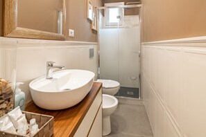 Shower, shampoo - Elegant apartment with private garden (Florence)