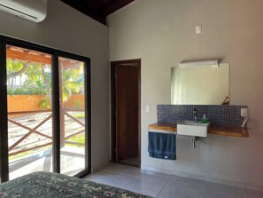 5 bedrooms, iron/ironing board, Internet, bed sheets