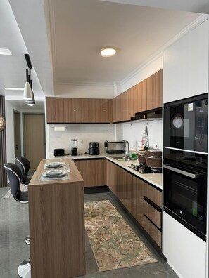 Fridge, microwave, oven, toaster - Charming 2-Bedroom Apartment in Riverside Drive, Nairobi (Nairobi)