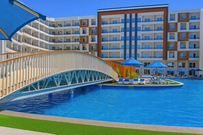 Una piscina cubierta