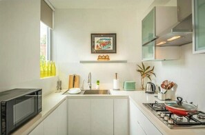 Réfrigérateur, micro-ondes, plaque de cuisson, cafetière/bouilloire